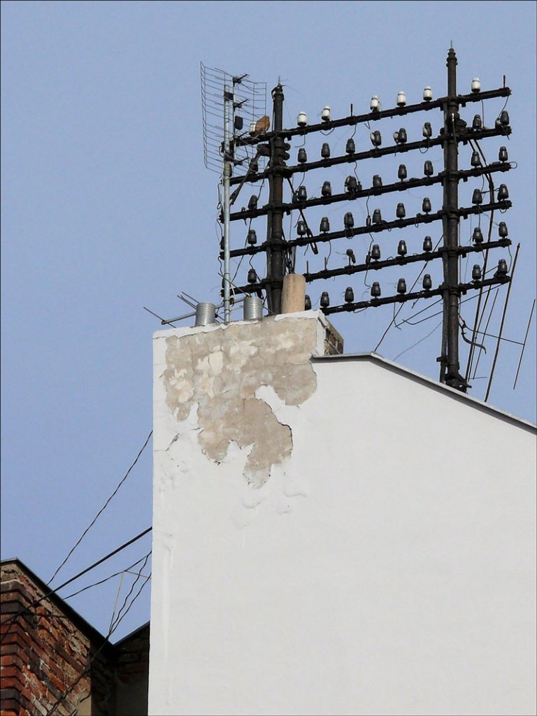 Dieses alte Gestell auf einem Dach diente als Halterung fr Telegrafen- und oder Stromleitungen; Teplice (Bad Teplitz in Bhmen), 18.04.2010
