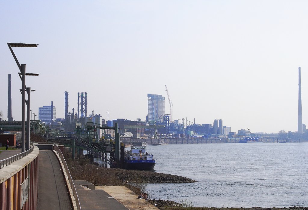 Dieses Bild des Leverkusener Bayer-Werkes entstand am 24.03.2012 von der Uferpromenade an der Rheinallee in Leverkusen aus.