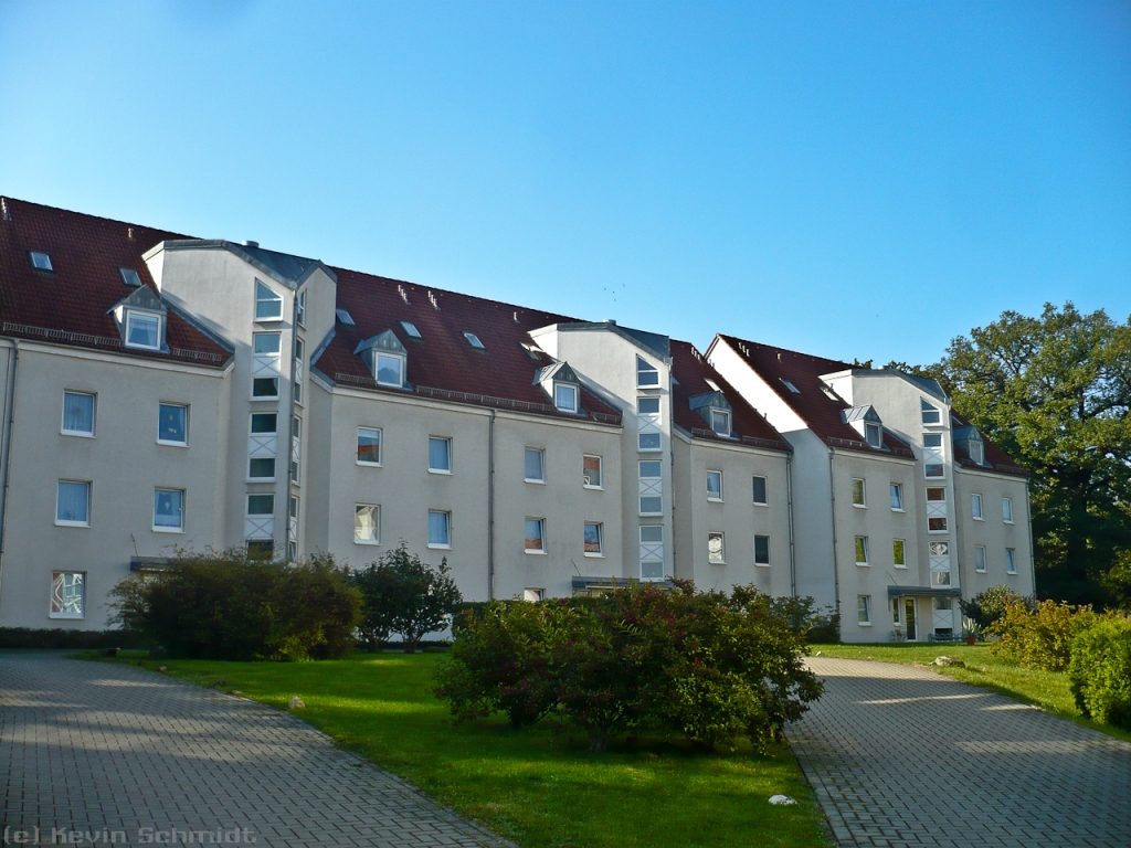 Dieses Bild zeigt einen der beiden Gebudekomplexe im Wohnpark  Am Blankenburger Tor  von der Hauseingangsseite. Die gepflegten Auenanlagen fallen sofort positiv auf. Die Wohnanlage ist sehr zentral und gleichzeitig auch ruhig abseits der Hauptstrae gelegen.