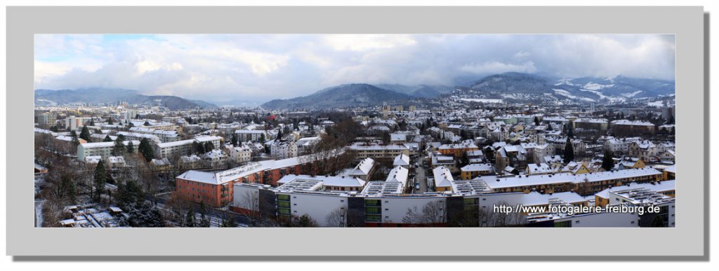 Dieses Bild zeigt Freiburg Haslach und den Schwarzwald.Aufgenommen von unserem Wohnzimmerfenster in der 16.ten Etage.