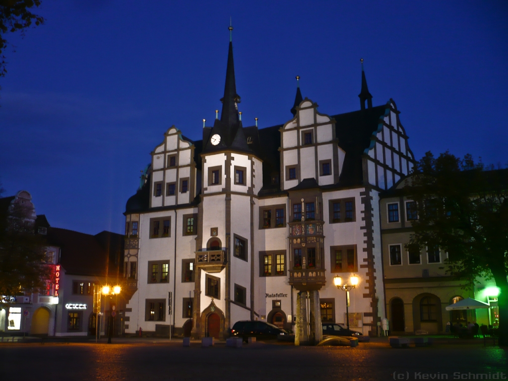 Dieses Bild zeigt das Saalfelder Rathaus an einem klaren Spätsommerabend. Es wurde 1529 - 1537 erbaut und gilt als eines der bedeutendsten Renaissance-Rathäuser Thüringens.