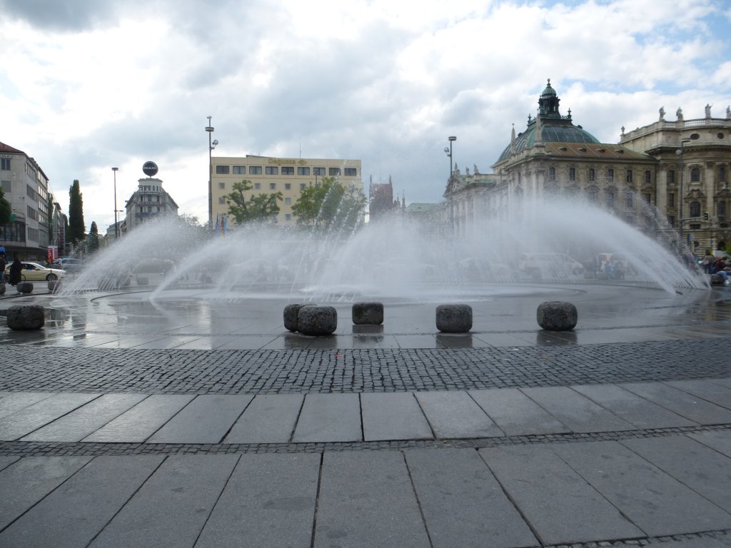 Dieses schne Wasserspei konnte in am Stachus (Mnchen) bestaunen, 23.Mai 2013.