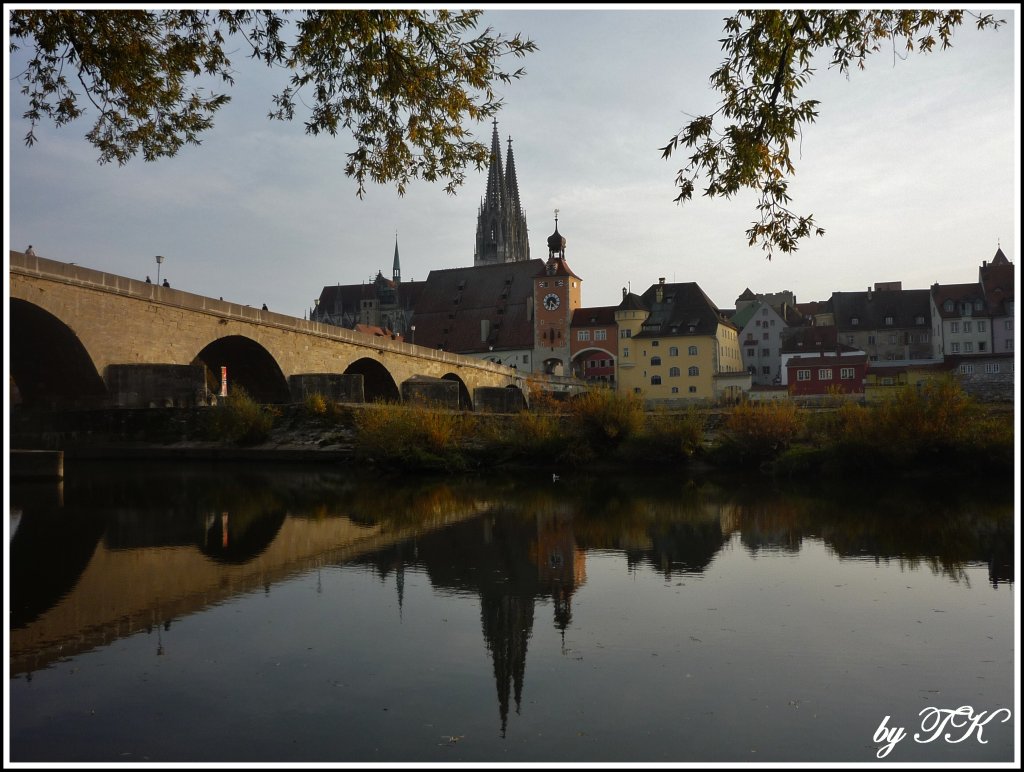 


Dieses wunderschöne Herbstbild gelang mir am 28.10.11 auf der Jahninsel in Regensburg. Zu sehen sind die Wahrzeichen Regensburgs. 
