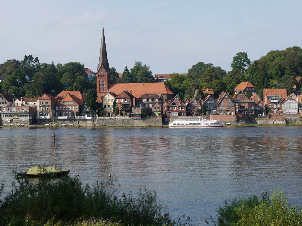 Diesmal im Sommer: Blick vom linken Ufer (Niedersachsen) ber die Elbe auf das hbsche Stdtchen Lauenburg am rechten Ufer (Schleswig-Holstein); 02.09.2011
