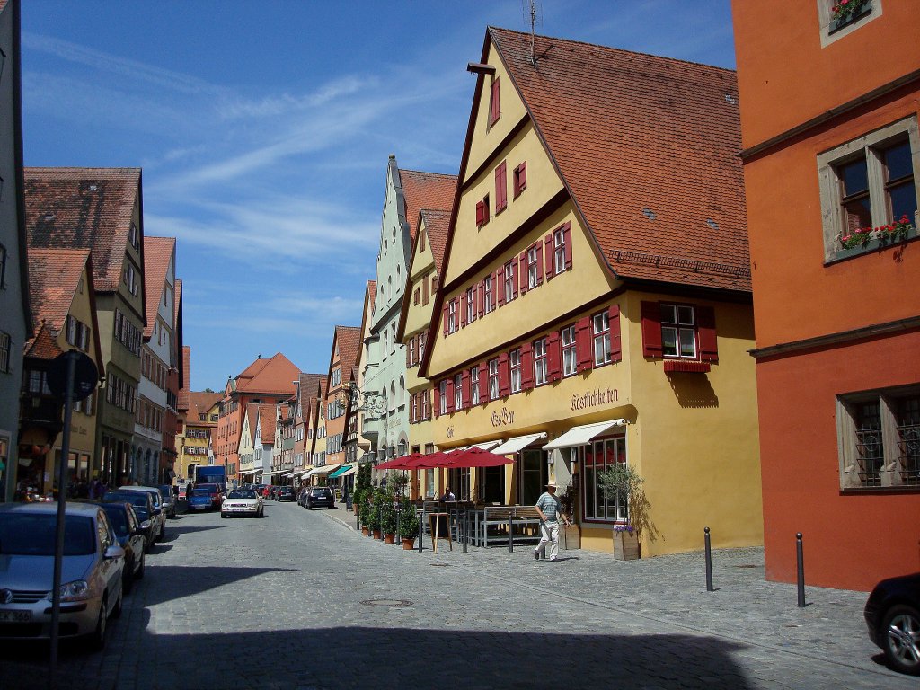 Dinkelbhl in Mittelfranken,
sehenwerte sptmittelalterliche Stadt,
die Segringerstr.,
Juni 2010