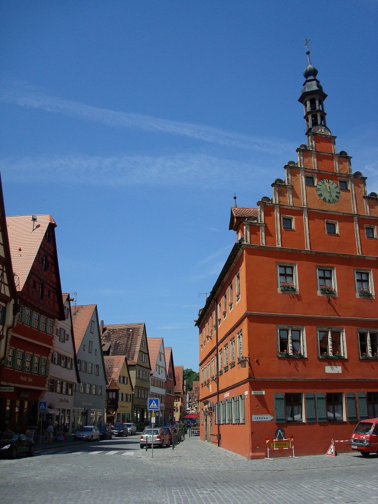 Dinkelsbhl in Mittelfranken,
das alte Rathaus gegenber vom Mnster St.Georg,
Juni 2010