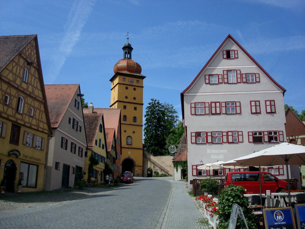 Dinkelsbhl in Mittelfranken,
das Segringer Tor,
ein Teil der mittelalterlichen Stadtbefestigung,
Juni 2010