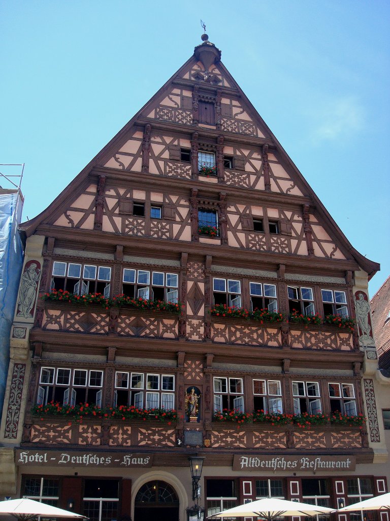 Dinkelsbhl in Mittelfranken,
 Deutsches Haus , 1440 erbaut, seit dem 16.Jahrh. als Gasthaus genutzt,
Fachwerkfassade in Sptrenaissance,
Juni 2010