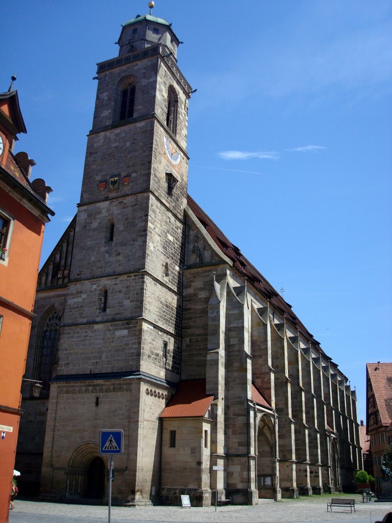 Dinkelsbhl in Mittelfranken,
die kath.Stadtpfarrkirche, das Mnster St.Georg,
eine dreischiffige sptgotische Hallenkirche, erbaut 1448 bis 1499,
Juni 2010