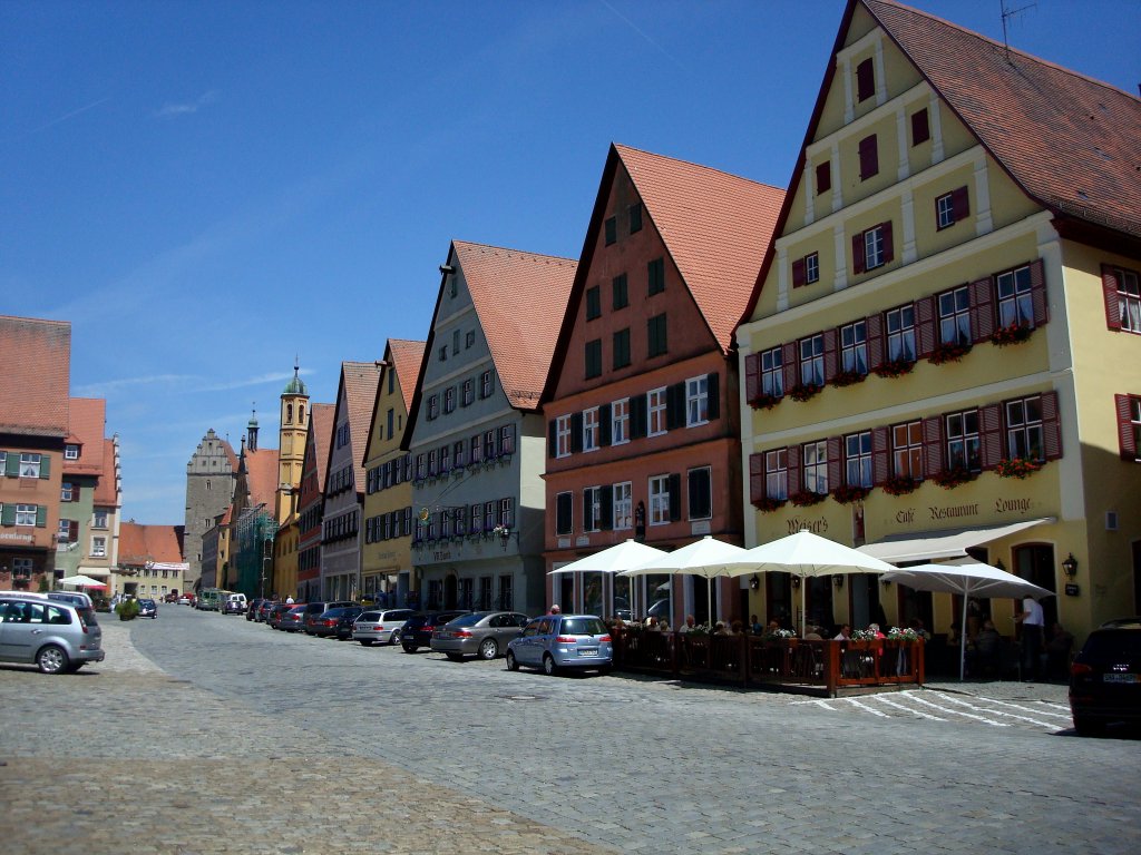 Dinkelsbhl in Mittelfranken,
ehemalige Reichsstadt, heute ca.12000 Einwohner,
Martin Lutherstr. mit Wrnitztor,
Juni 2010
