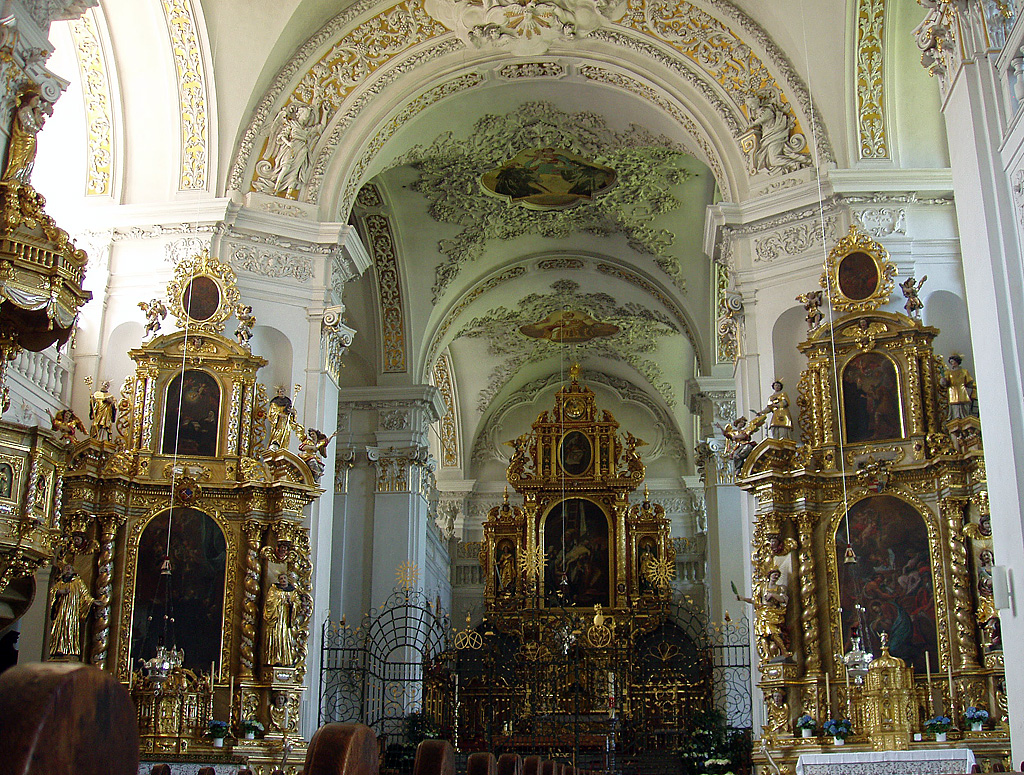 Disentis, Klosterkirche St. Martin. In Barock erbaut nach Projekt von Caspar Moosbrugger, Rohbau vollendet 1704. Brand von 1799 fhrte zum Einsturz des vordersten Chorgewlbes. Wiederaufbau. Blick Richtung Chor mit Altren und Lettner. Aufnahme vom 20. Mai 2004, 14:38