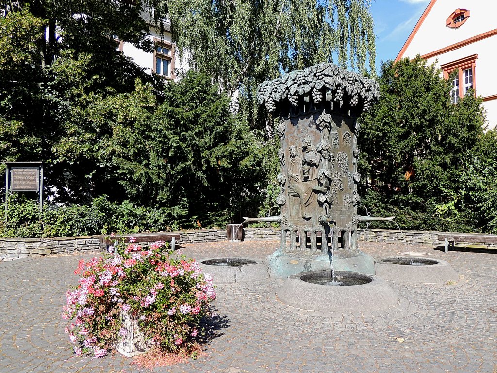 Doctorwein-Brunnen ist in Bernkastel-Kues zu finden; 120823