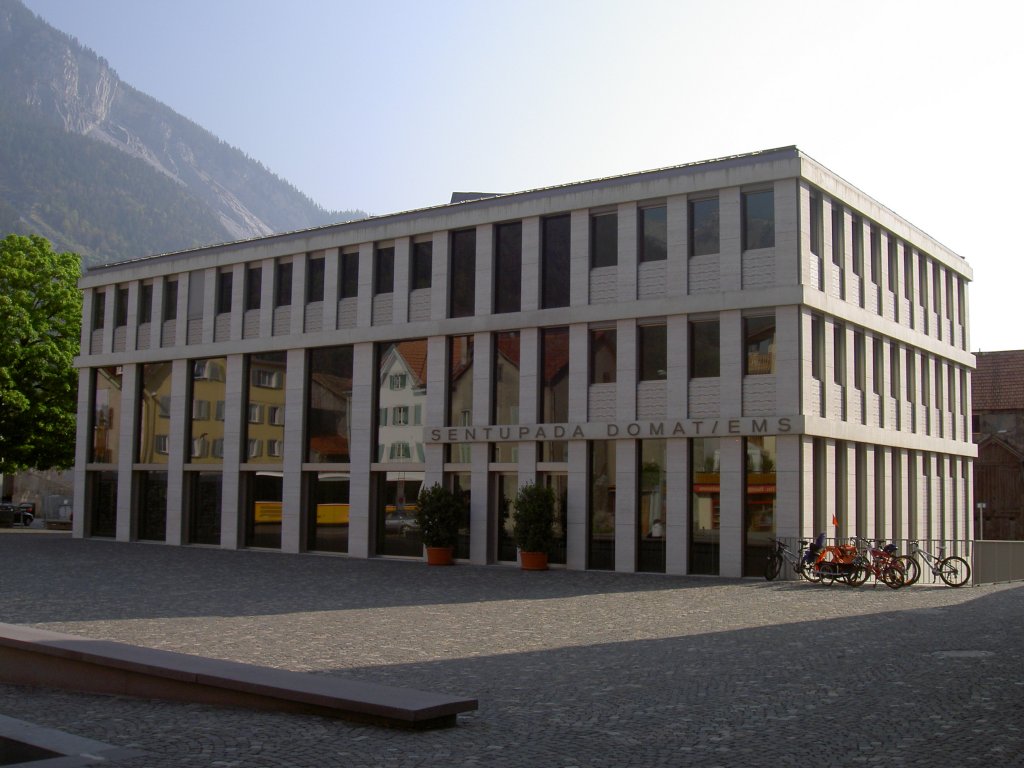 Domat-Ems, Gemeindezentrum Sentupada am Geissenplatz, erbaut 2003 (22.04.2011)