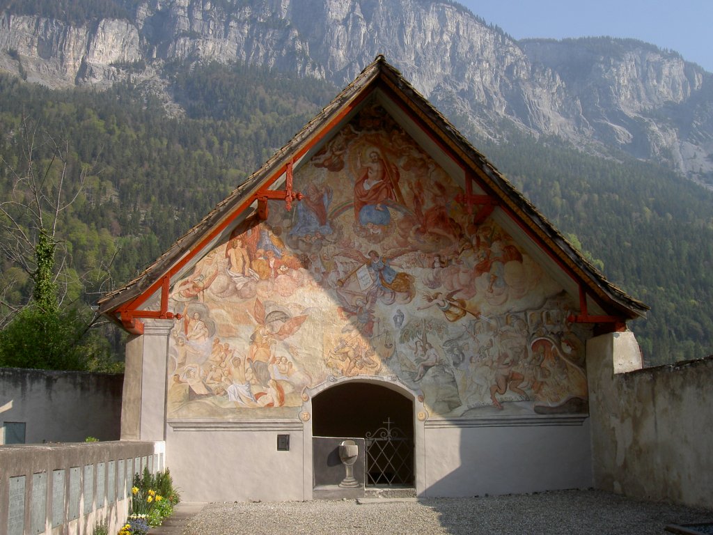 Domat-Ems, Heiliggrabkapelle, ehem. Beinhaus, erbaut 1693 mit frhgotischer 
Heiliggrabgruppe aus dem 13. Jahrhundert, an der Front Wandmalerei des jngsten 
Gericht von Fridolin Eggert (22.04.2011)