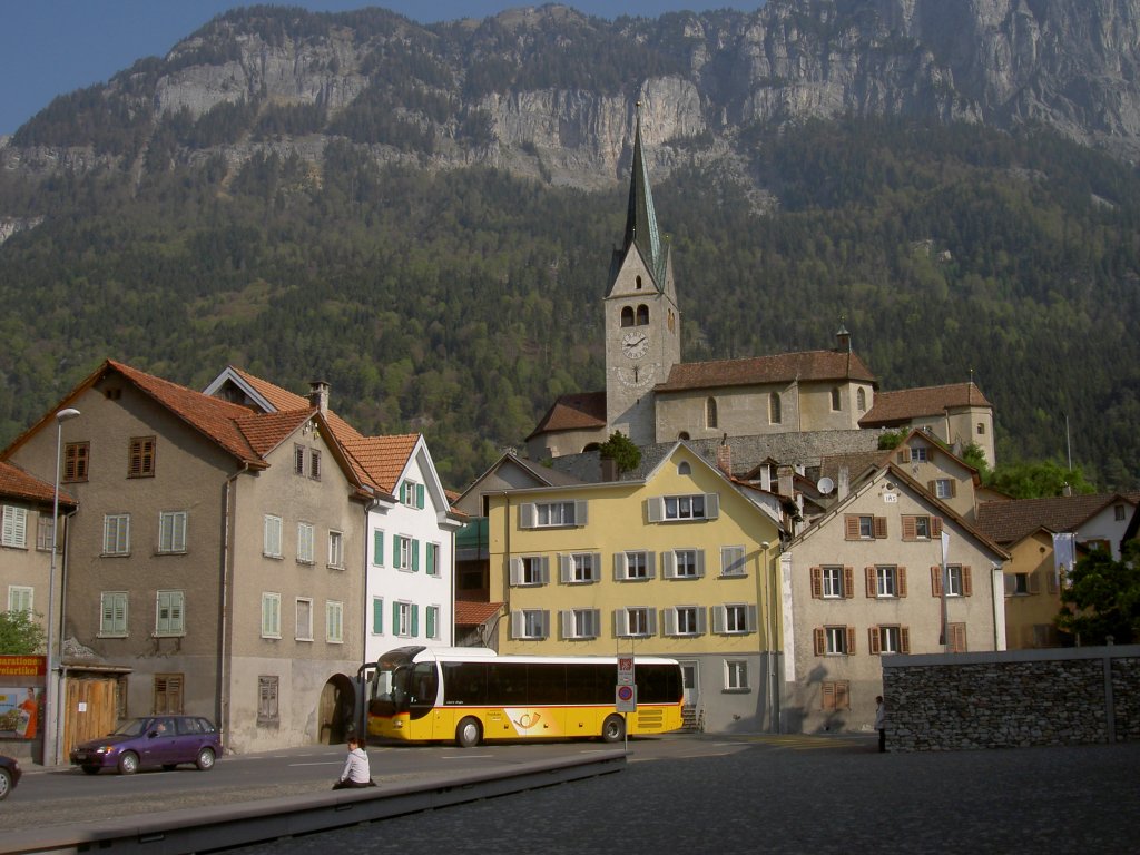 Domat-Ems, Marktplatz und Alte Kath. Pfarrkirche St. Johann Baptista, erbaut von 
1504 bis 1515 mit gotischem Hochchor, Kirchturm aus dem 12. Jahrhundert (22.04.2011)