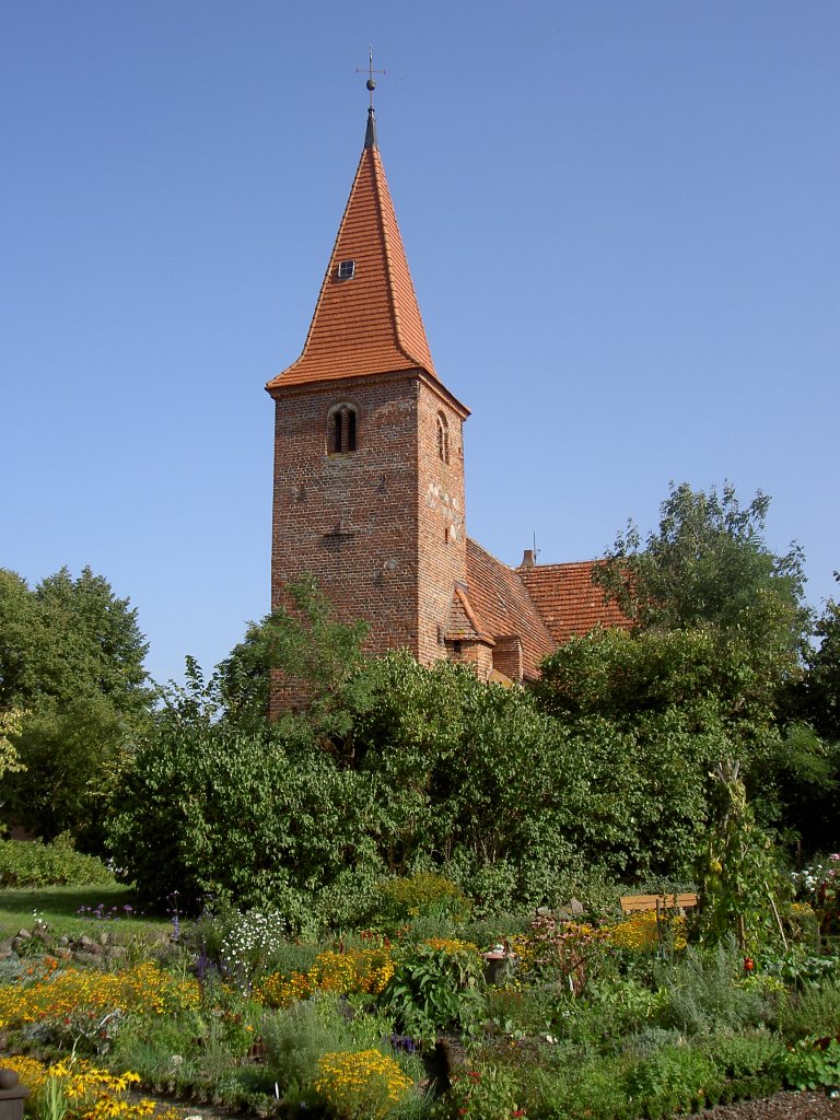 Dorfkirche von Gielow, erbaut im 14. Jahrhundert, erweitert von 1897 bis 1898 
(16.09.2012)