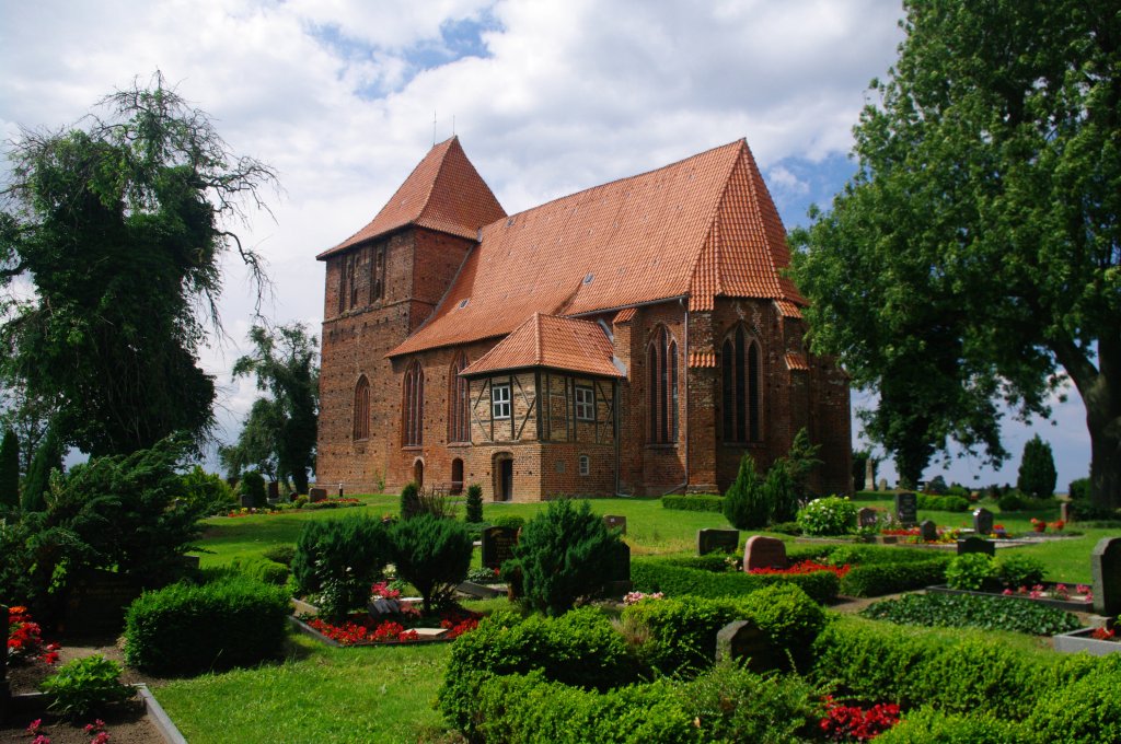 Dorfkirche von Hohenkirchen, Backsteinbau aus dem 15. Jahrhundert, Kreis Nordwestmecklenburg (12.07.2012)