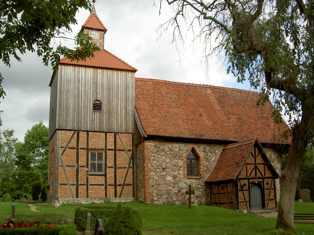 Dorfkirche von Karbow, Feldsteinbau mit Fachwerkelementen, erbaut ab dem 13. 
Jahrhundert (17.09.2012)