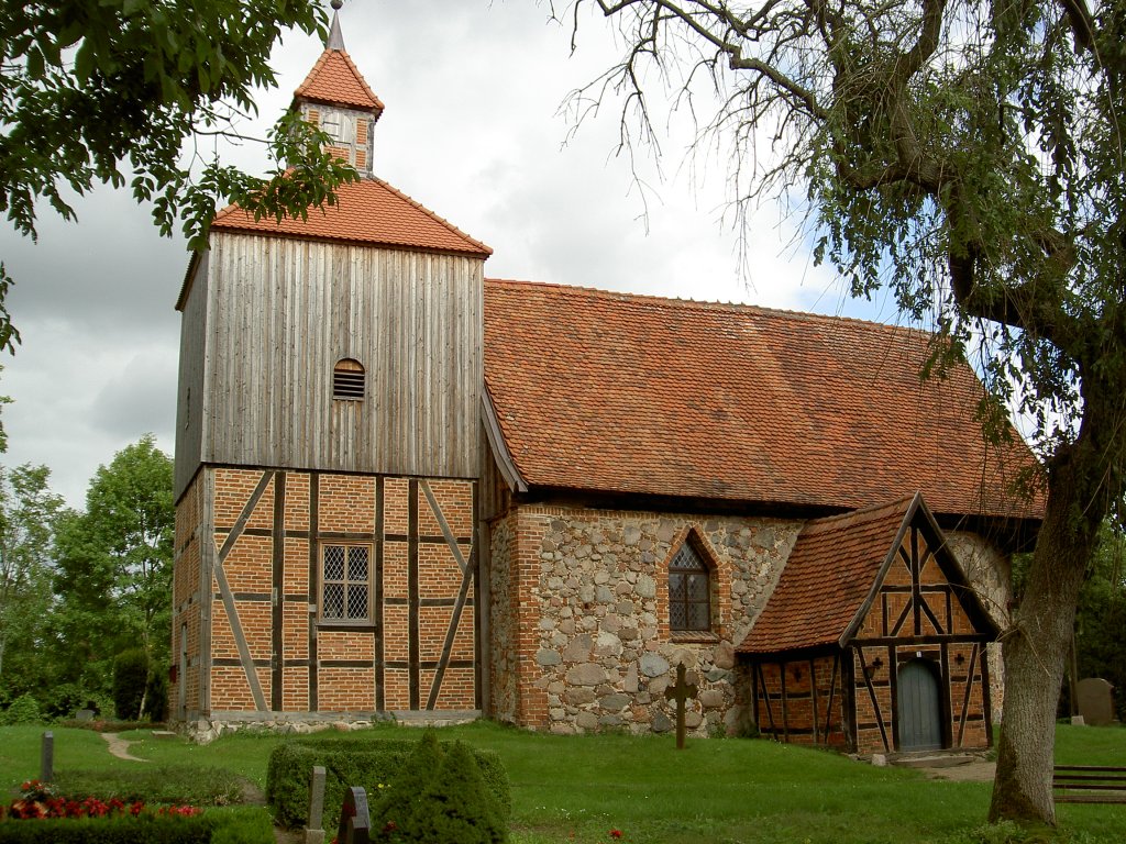 Dorfkirche von Karbow, Feldsteinbau mit Fachwerkelementen, erbaut ab dem 13. 
Jahrhundert (17.09.2012)