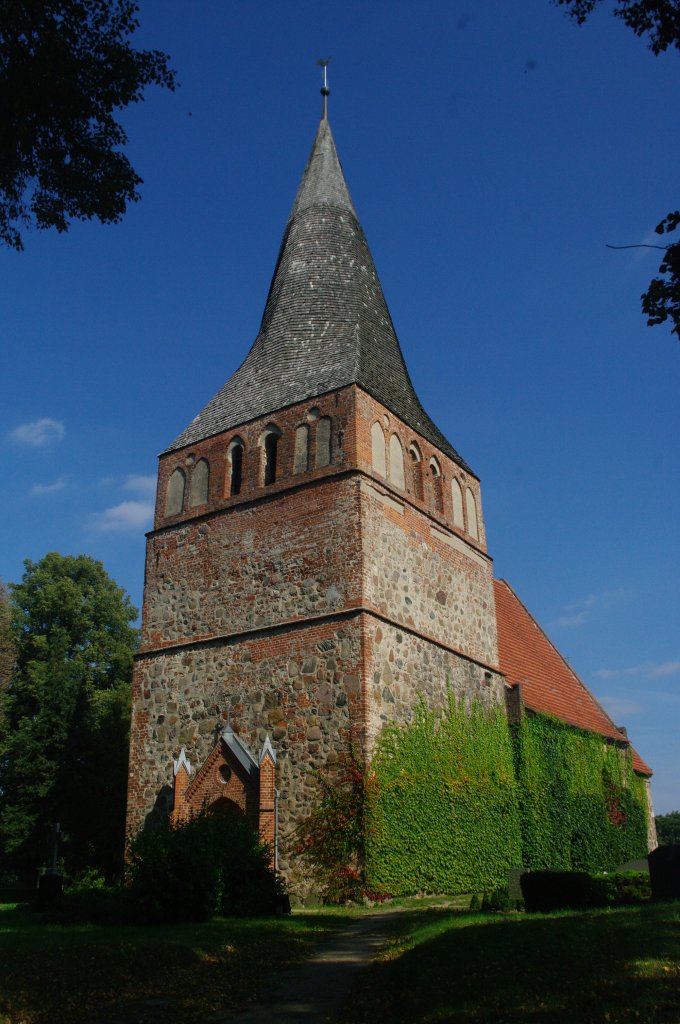 Dorfkirche von Kittendorf, frhgotischer Backsteinbau, erbaut um 1250, im Turm die 
lteste Kirchenglocke Mecklenburgs (16.09.2012)