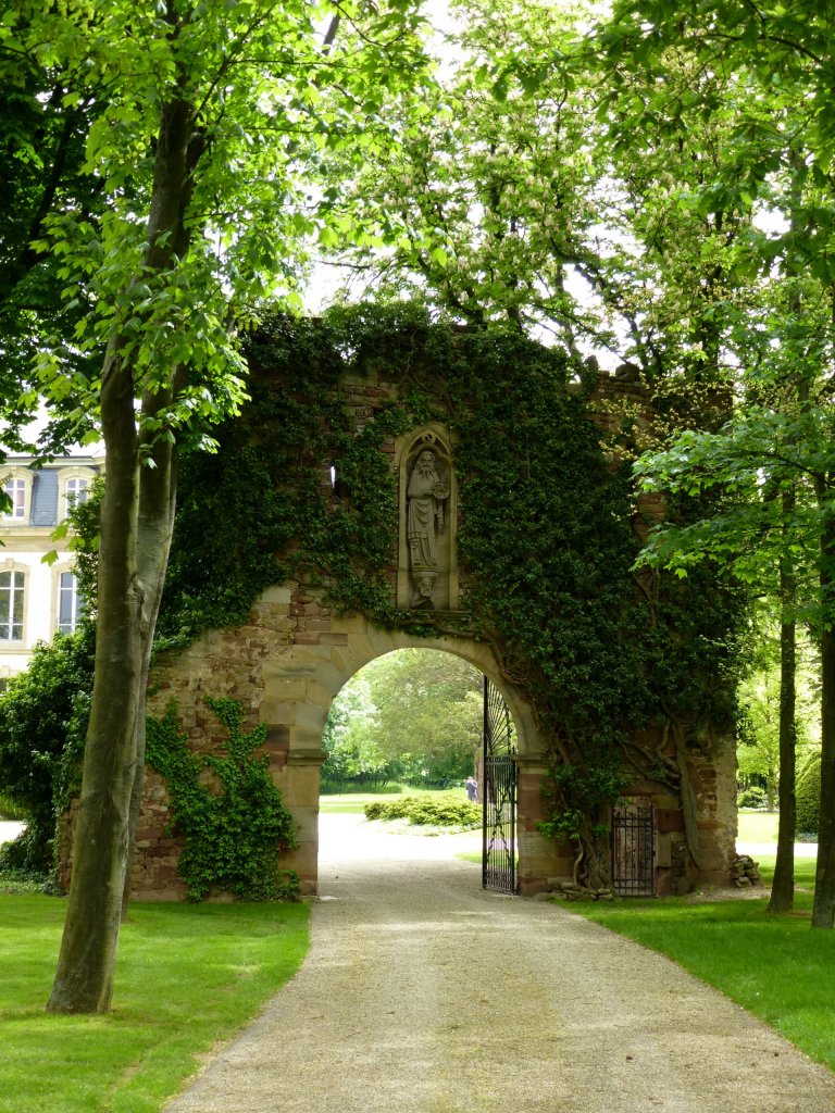 Dorlisheim, das Johanniter-Tor, ein berrest der im 13.Jahrhundert erbauten Komturei des Johanniter-Ordens, Mai 2013