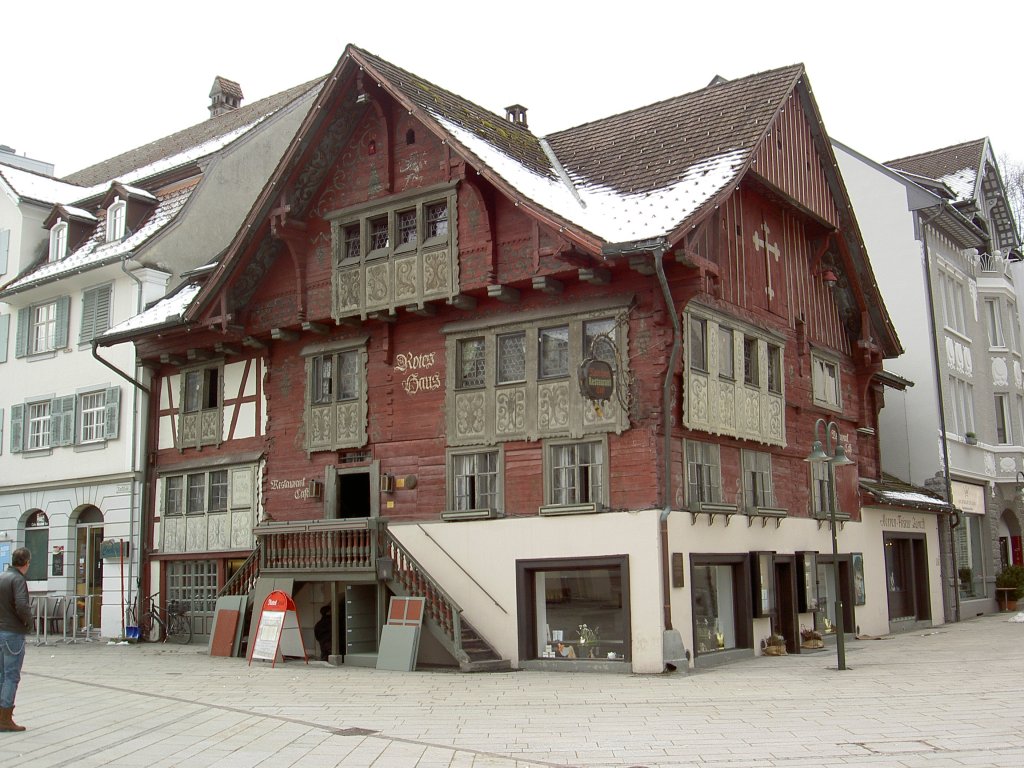 Dornbirn, Rotes Haus am Markt, erbaut 1639 von der Familie Rhomberg, typisches 
Rheintaler Haus, heute Gasthaus (17.03.2013)