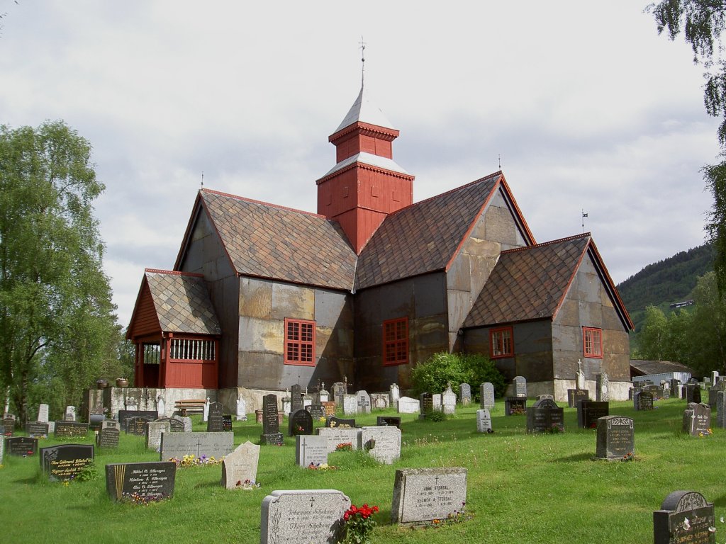 Dovre Kirke, Kreuzkirche aus Holz, erbaut 1736 von Jesper Mikkelson Rusten, ringsum mit Schieferplatten verkleidet, Oppland (27.06.2013)