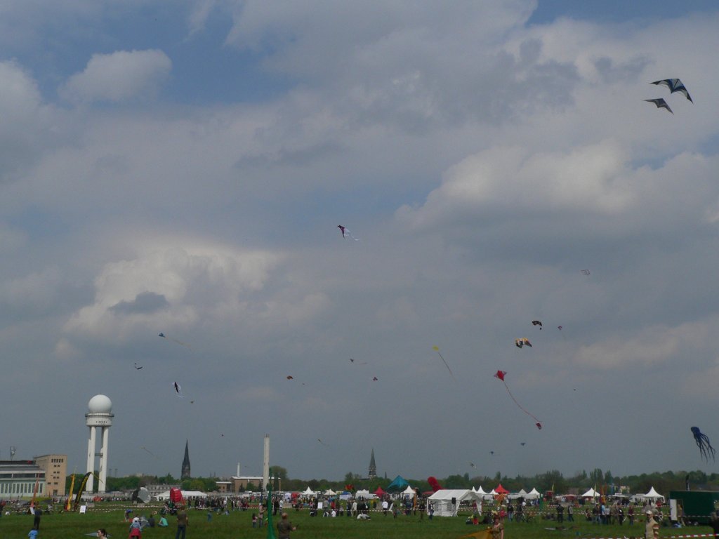 Drachen steigen lassen auf einem ehemaligen Flughafen, das gibt es so wohl nur in Berlin Tempelhof. 9.5.2010