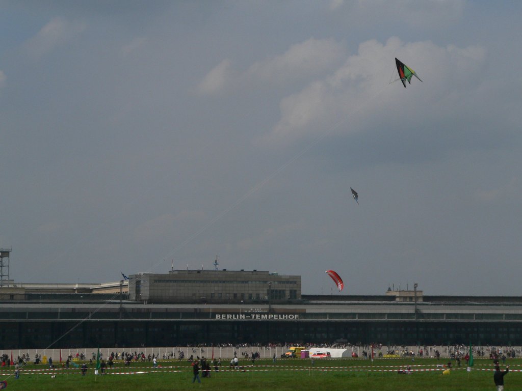 Drachenfest auf dem ehemaligen Flughafen Berlin Tempelhof, 9.5.2010