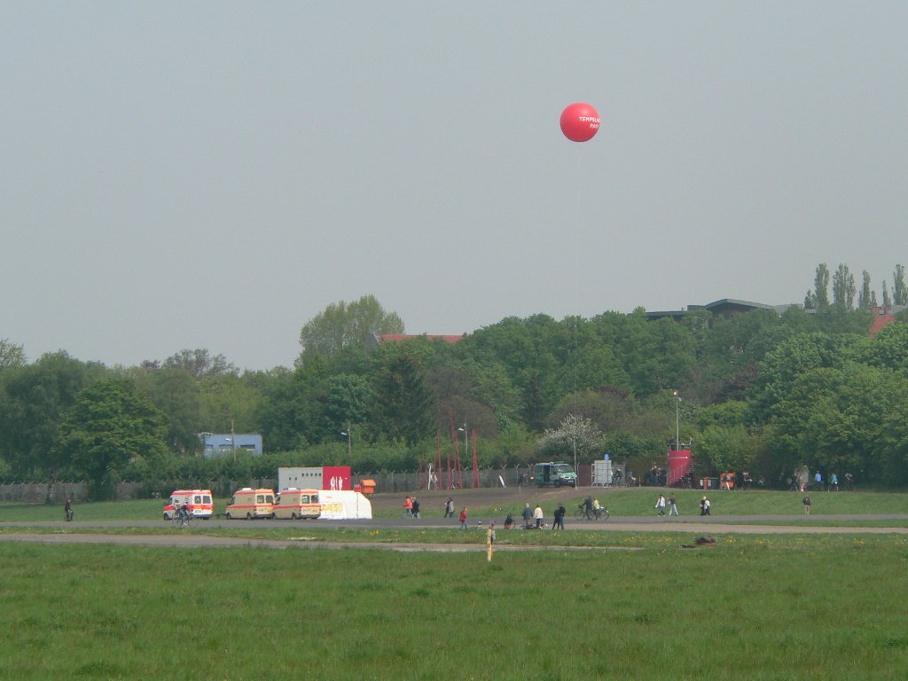 Drei Ein- und Ausgnge gibt es derzeit am neuen Park auf dem alten Flughafen Tempelhof, sie sind markiert mit roten Ballons. Das ist bei dem kilometerweiten Gelnde mehr als hilfreich. 9.5.2010
