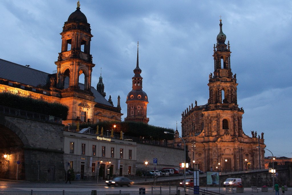 Drei Trme (Residenzschlo und Hofkirche) im Abendlicht des 30.08.2012, aufgenommen vom Personendampfer  Meissen  an der Anlegestelle Dresden-Terrassenufer.