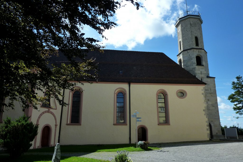 Dreifaltigkeitsberg bei Spaichingen, hier auf 983m Hhe entstand 1673 diese frhbarocke Wallfahrtskirche, der barocke Kirchturm wurde 1842 durch Blitzschlag zerstrt, anschlieend wurde die Aussichtsplattform gebaut, Sept.2011