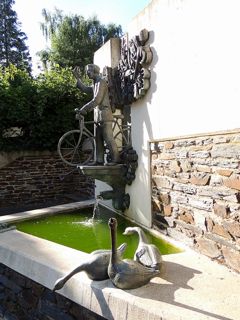 Dr.Ernst Willen Spies Brunnen (Heimatforscher und Grnder des
Mittelmosel-Museums)befindet sich im Stadtteil Traben von Traben-Trarbach; 120827