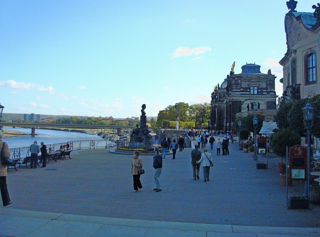 Dresden, Blick auf die Brhlsche Terrasse, mit dem Neorenaissancebau der Kunstakademie rechts hinten, Okt.2009