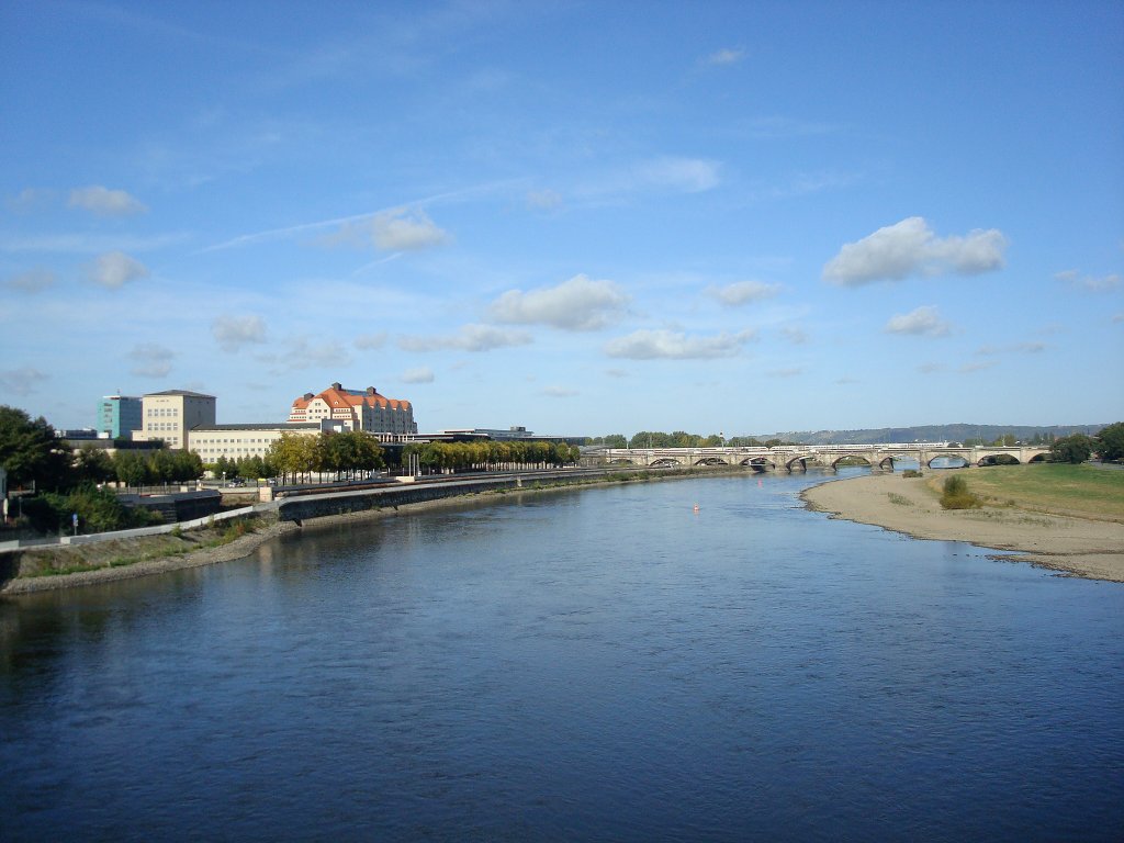 Dresden, Blick von der Augustusbrcke elbabwrts auf die Marienbrcke, linksseitig hinter den Bumen der neue Schsische Landtag und der Erlweinspeicher (rotes Dach), ein 1913-14 in Eisenbeton-Skelettbauweise errichtetes Lagerhaus, seit 2006 Hotel, Okt.2009