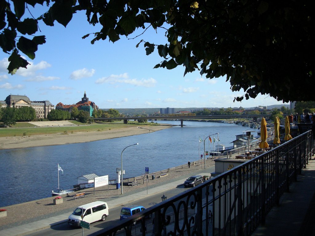 Dresden, Blick von der Brhlschen Terrasse elbaufwrts zur Carolabrcke, links die Schsischen Staatsministerien, Okt.2009