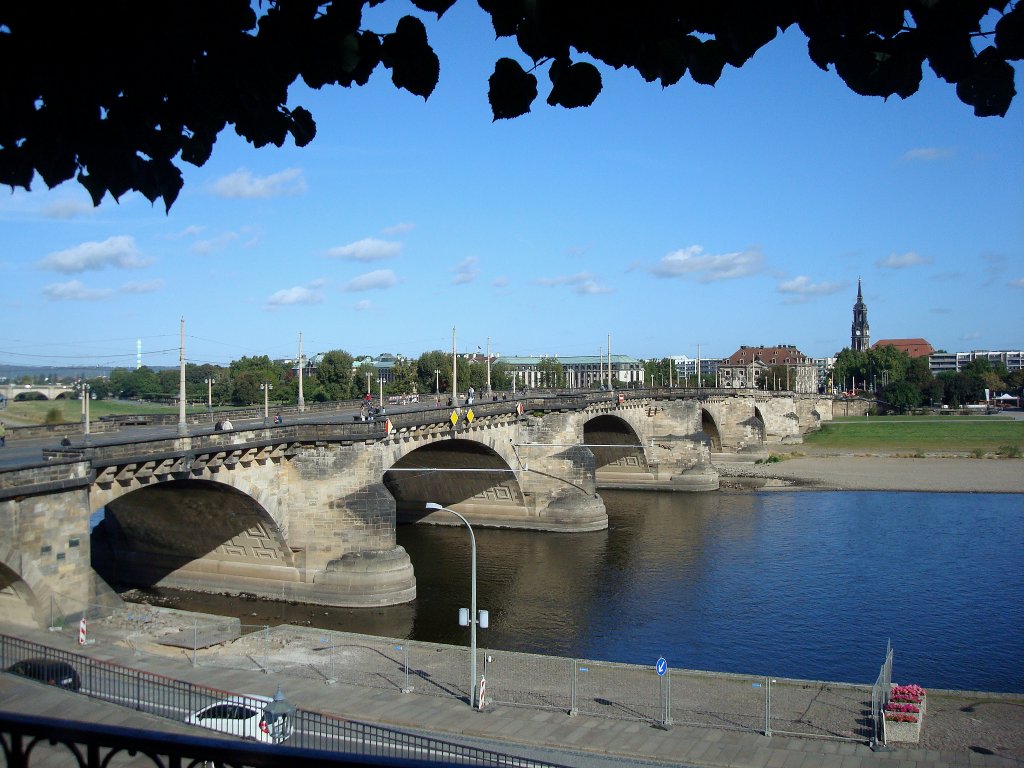 Dresden, Blick von der Bhlschen Terrasse auf die Elbe mit der Augustusbrcke, 1907-10 mit Stampfbeton und Sandsteinverkleidung erbaut, auf der anderen Seite Dresden-Neustadt, Okt.2009 