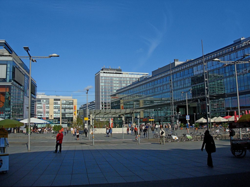 Dresden, Blick vom Hauptbahnhof zur Prager Strae, einstmals, vor der vlligen Zerstrung im Februar 1945, eine der bekanntesten Einkaufstraen in Europa, Okt.2009