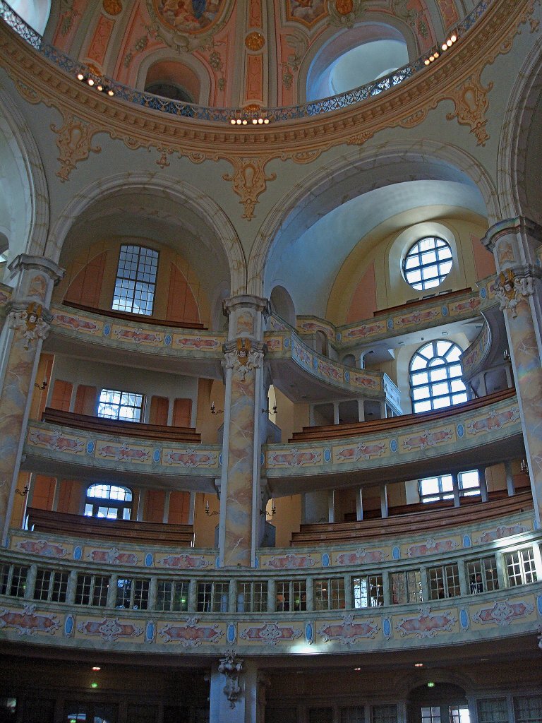 Dresden, Blick ins Innere der Frauenkirche mit den vier Emporengeschossen, Okt.2009