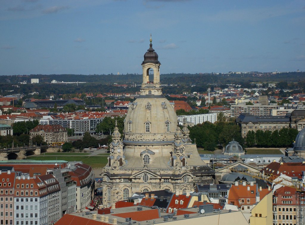 Dresden, Blick vom Rathausturm auf die Frauenkirche, dahinter die Neustadt, Juni 2010