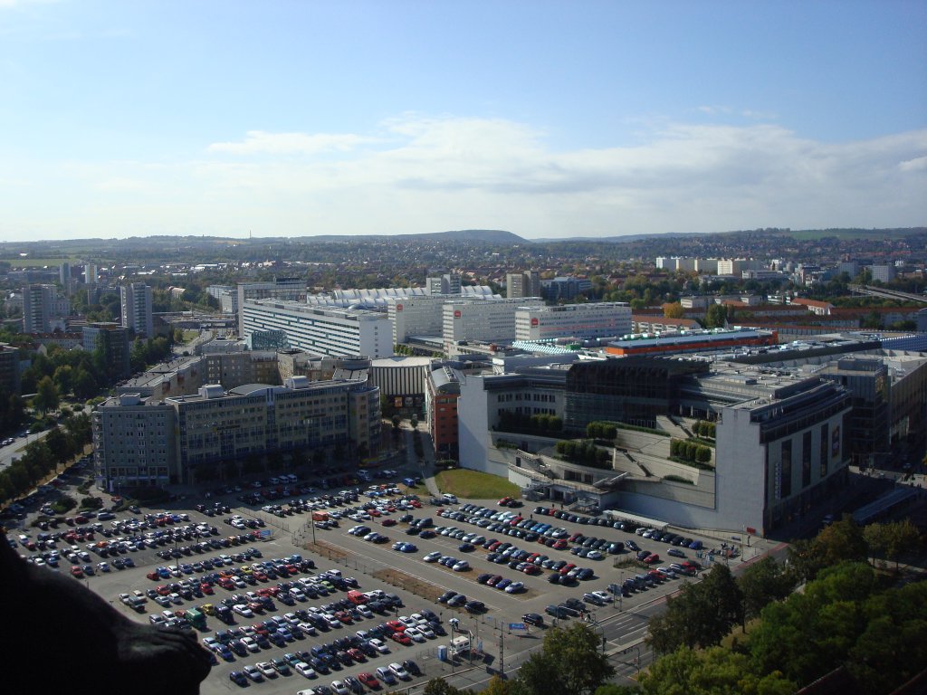 Dresden, Blick vom Rathausturm gen Sden,
auf die Prager Strae und den Hauptbahnhof,
im Hintergrund der Windberg bei Freital,
Okt.2009