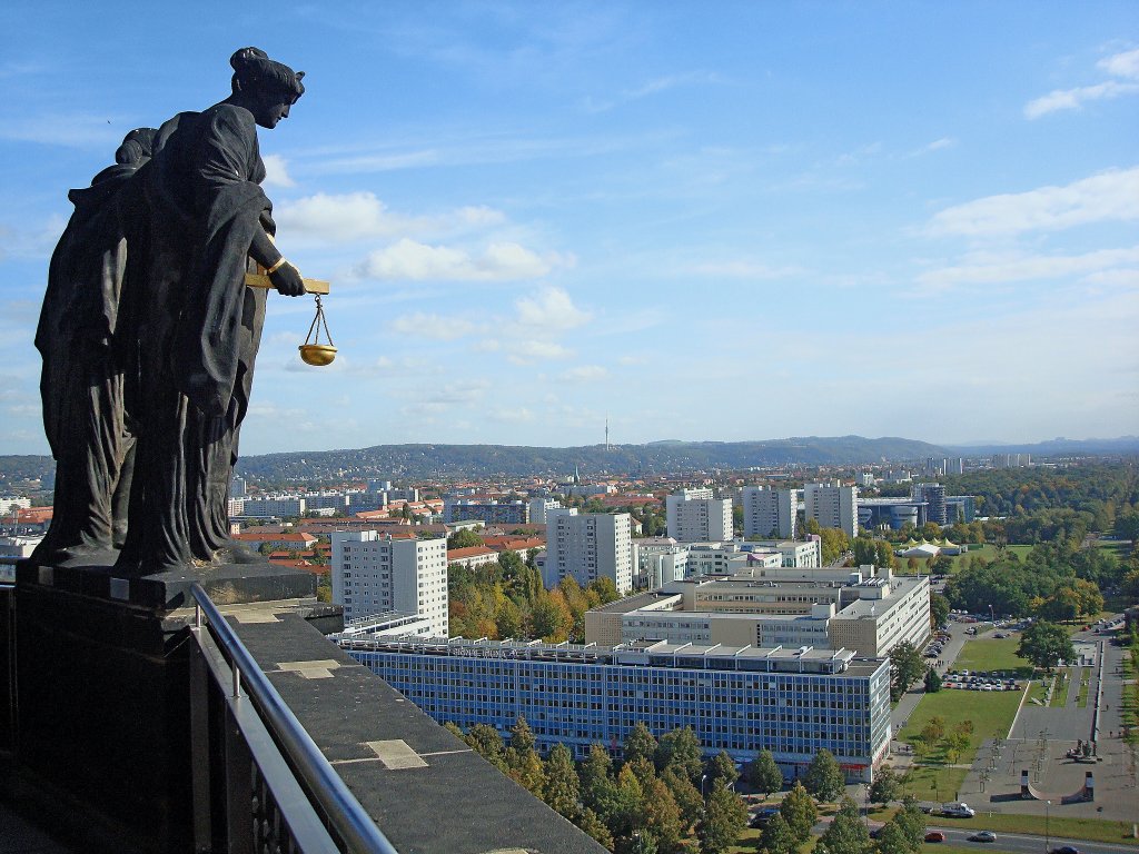 Dresden, Blick vom Rathausturm mit seinen 15 Sandsteinfiguren (Symbole der menschlichen Tugenden) in Richtung Nord-Ost zum Fernsehturm, rechts am Horizont die Berge der Schsischen Schweiz, Okt.2009 