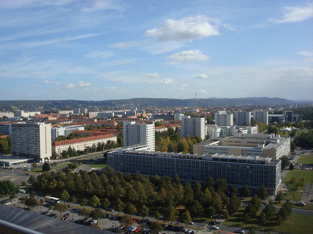 Dresden, Blick vom Rathausturm zum Fernsehturm,
links davon das Nobelviertel  Weier Hirsch ,
rechts davon der Borsberg,
Okt.2009