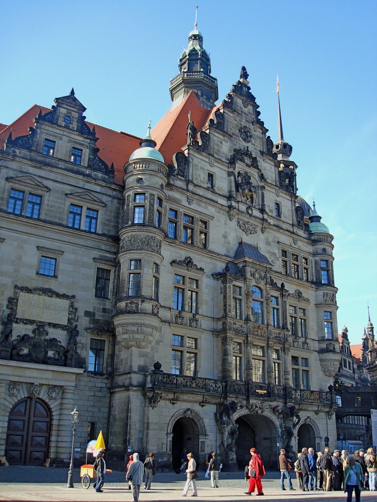 Dresden, das Georgentor, der Eingang zum Residenzschlo, der erste Renaissancebau der Stadt von 1530-35, mehrmals verndert, zuletzt beim Wiederaufbau 1960,  Okt.2009