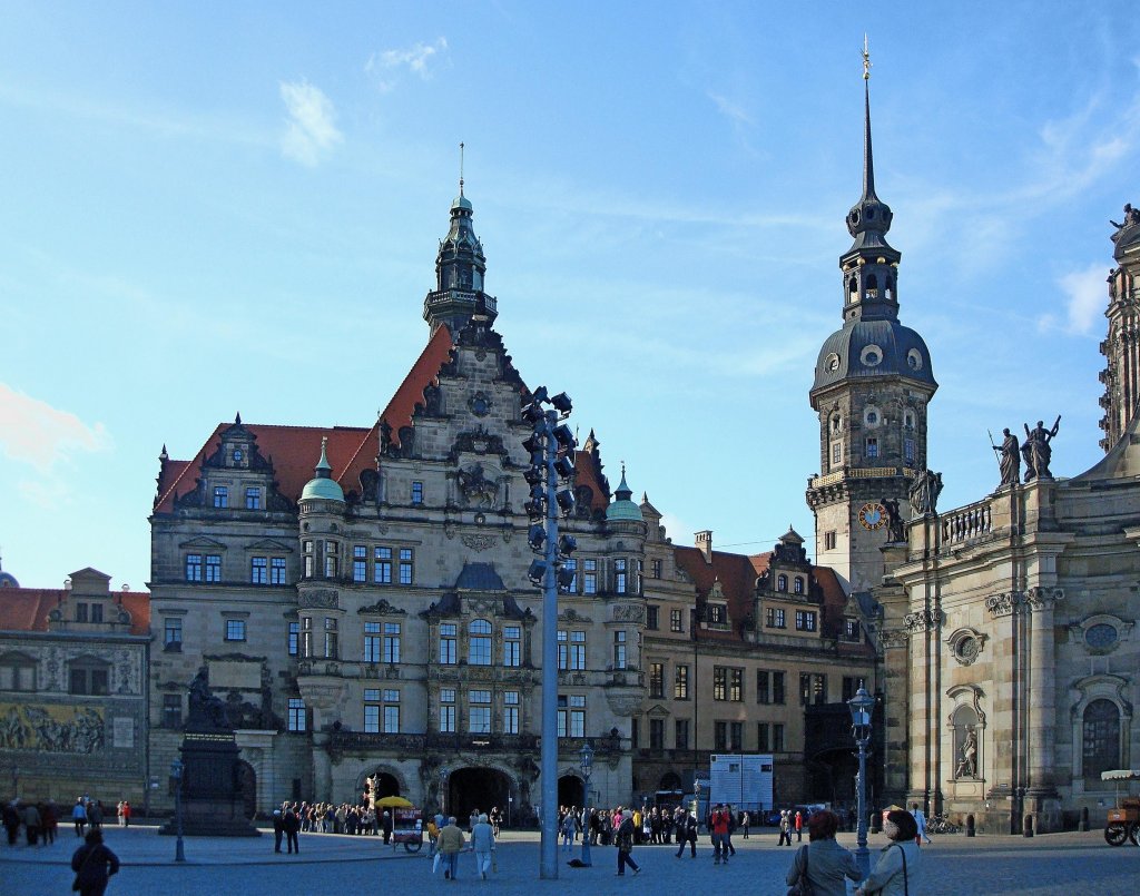Dresden, das Georgentor, der Eingang zum Schlo, daneben der Schloturm und ganz rechts ein kleiner Teil der Hofkirche, ganz links beginnt der berhmte  Frstenzug , ein monumentales Wandbild, 101m lang, aus Meiner Porzellanfliesen, Okt.2009