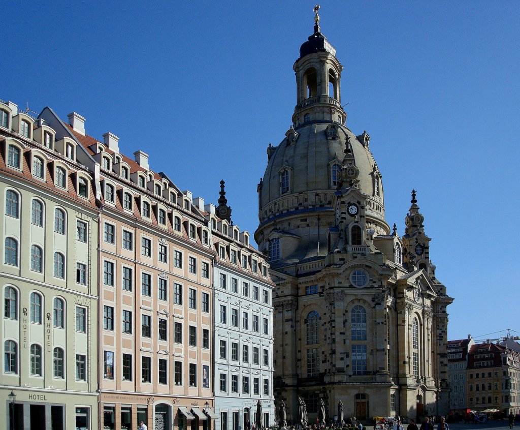 Dresden, neue Huserzeile im alten Stil und die Frauenkirche, Okt.2009