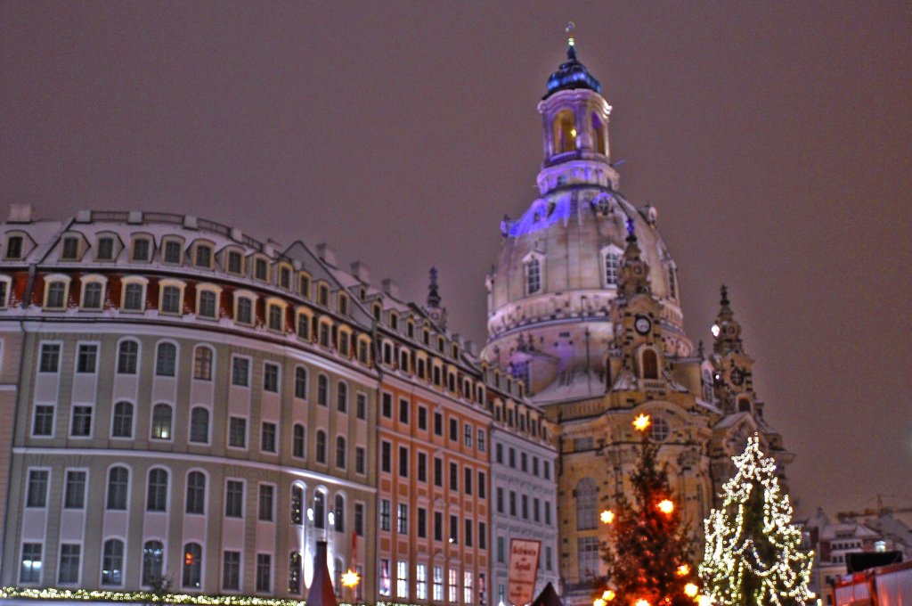Dresden - Neumarkt mit Wohnhusern und Frauenkirche
