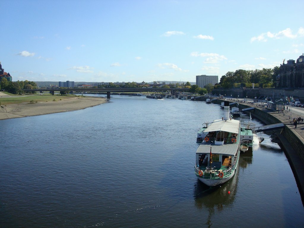 Dresden, rechts das Terrassenufer, die Anlegestelle der  Weien Flotte, die grte historische Raddampferflotte der Welt mit neun Schiffen, teils ber 100 Jahre alt und noch mit den originalen Dampfmaschinen, Okt.2009
