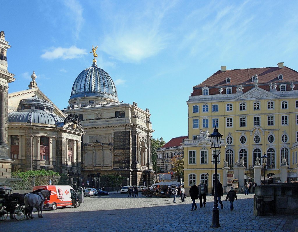 Dresden, rechts das wiederaufgebaute Coselpalais, direkt an der Frauenkirche, seit 2000 Cafe und Restaurant im gehobenen Stil, ist einen Besuch wert, links mit Glaskuppel(Zitronenpresse)die 1891-95 erbaute Kunstakademie, Okt.2009