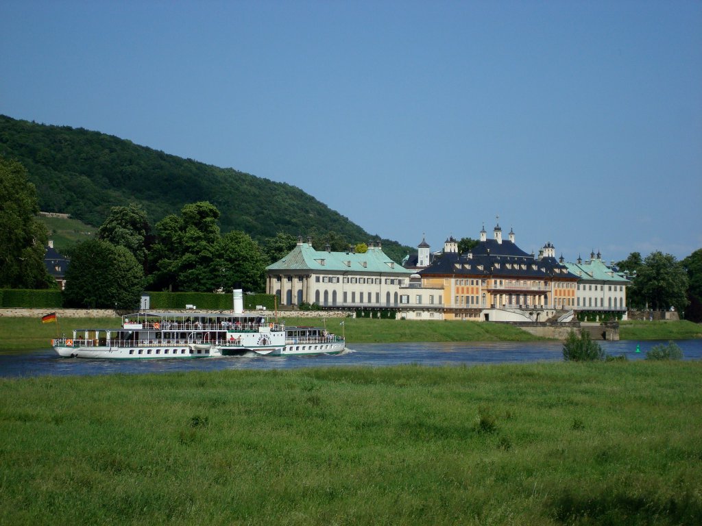 Dresden, das Schlo Pillnitz, davor der historische Raddampfer  Dresden , das Flaggschiff der  Weien Flotte , Okt.2009 